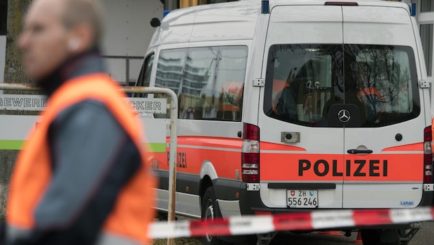 Der Täter hat den Kunden des Geschäfts plötzlich attackiert – der 28-Jährige wurde festgenommen. (Bild: APA/KEYSTONE/WALTER BIERI (Archivbild))