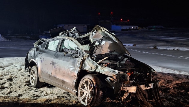 Im Zillertal wurde ein Autolenker verletzt, als sich sein Wagen mehrmals überschlug. (Bild: FF Tux)