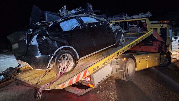 Der völlig zerstörte Wagen musste abgeschleppt werden.
