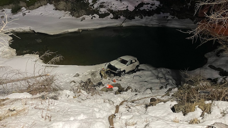 Im Ötztal endete der Absturz eines Alkolenkers erst kurz vor der Venter Ache. (Bild: ZOOM Tirol)