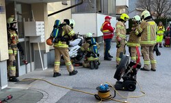 Rund 15 Einsatzkräfte der Feuerwehr standen mit Atemschutzgeräten im Einsatz und belüfteten das ...