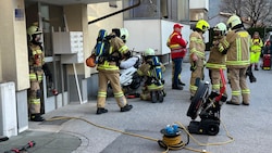 Rund 15 Einsatzkräfte der Feuerwehr standen mit Atemschutzgeräten im Einsatz und belüfteten das Gebäude.  (Bild: ZOOM Tirol)