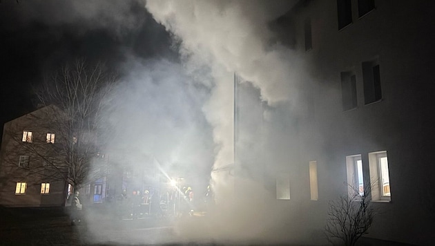 Dichter Rauch stieg aus den Fenstern. (Bild: Pressefoto Scharinger/Daniel Scharinger)