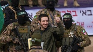 Nach wiederholten Verstößen der Hamas, etwa Zeremonien zur Demütigung der israelischen Geiseln, ...