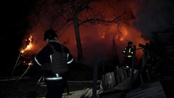 138 Drohnen wurden von der Luftabwehr abgefangen, 119 gingen „verloren“ – über die restlichen Drohnen schweigt man sich aus. Im Bild: Feuerwehreinsatz nach der Attacke in Kiew. (Bild: AFP)