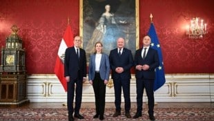 Bundespräsident Alexander Van der Bellen, NEOS-Bundesparteichefin Beate Meinl-Reisinger, ÖVP-Chef Christian Stocker und SPÖ-Chef Andreas Babler (Bild: MAX SLOVENCIK / APA / picturedesk.com)