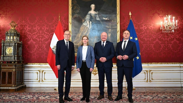 Federal President Alexander Van der Bellen, NEOS federal party leader Beate Meinl-Reisinger, ÖVP leader Christian Stocker and SPÖ leader Andreas Babler on Saturday after the joint talks. (Bild: MAX SLOVENCIK / APA / picturedesk.com)