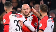 ÖFB-Teamspieler Gernot Trauner (Mitte) begrüßt einen neuen Trainer bei Feyenoord Rotterdam. (Bild: APA/AFP/JOHN THYS)