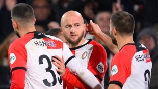 ÖFB-Teamspieler Gernot Trauner (Mitte) begrüßt einen neuen Trainer bei Feyenoord Rotterdam.