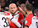 ÖFB-Teamspieler Gernot Trauner (Mitte) begrüßt einen neuen Trainer bei Feyenoord Rotterdam. (Bild: APA/AFP/JOHN THYS)