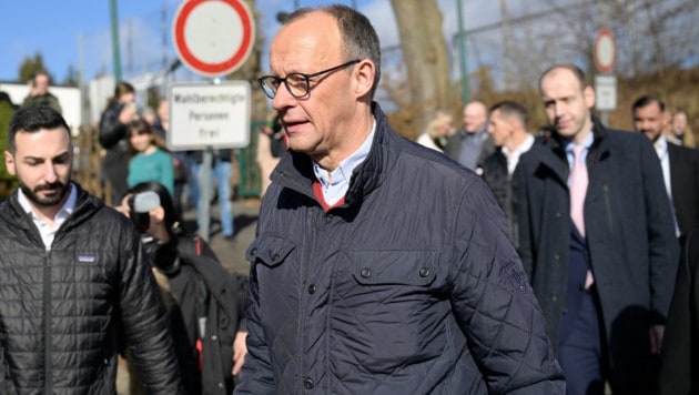 Der bisherige Oppositionsführer Friedrich Merz (CDU) gab am Sonntagvormittag seine Stimmen ab. Er zeigte sich in seinem Wahlkreis im Sauerland zuversichtlich: „Es wird gut“, sagte er vor dem Wahllokal.  (Bild: AFP)