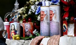 Vor dem Gemelli-Krankenhaus in Rom stellten Gläubige Kerzen für Papst Franziskus auf. Atemkrise, ...