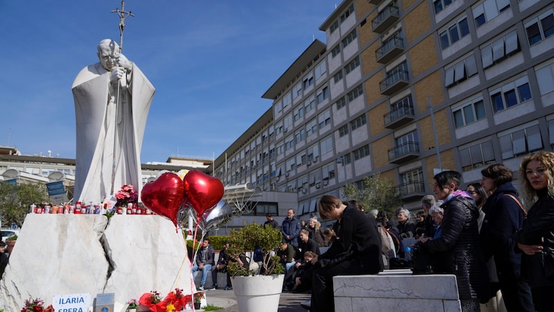 Auch am Sonntag wurde vor der Gemelli-Klinik in Rom wiedr für Papst Franziskus gebetet. (Bild: AP Photo/Gregorio Borgia)