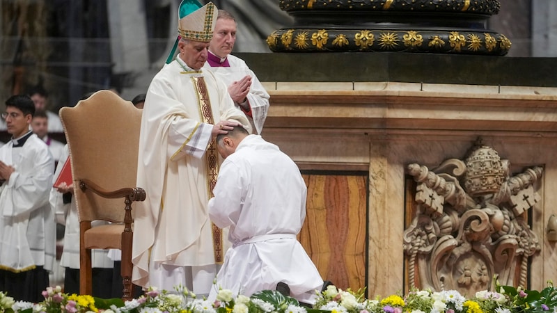 Erzbischof Rino Fisichella verlas die Messe anlässlich des geplanten Jubiläums der Diakone. (Bild: AP Photo/Alessandra Tarantino)