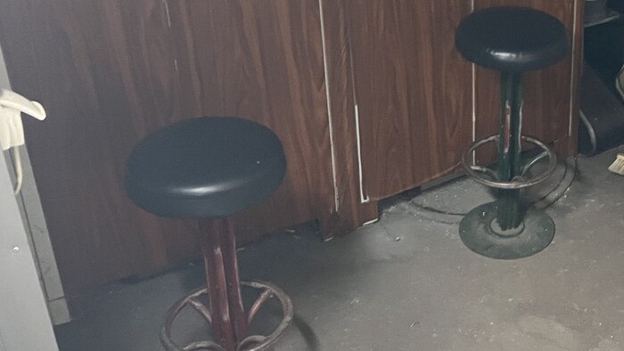 Auf diesen Hockern nahmen die Spieler Platz.