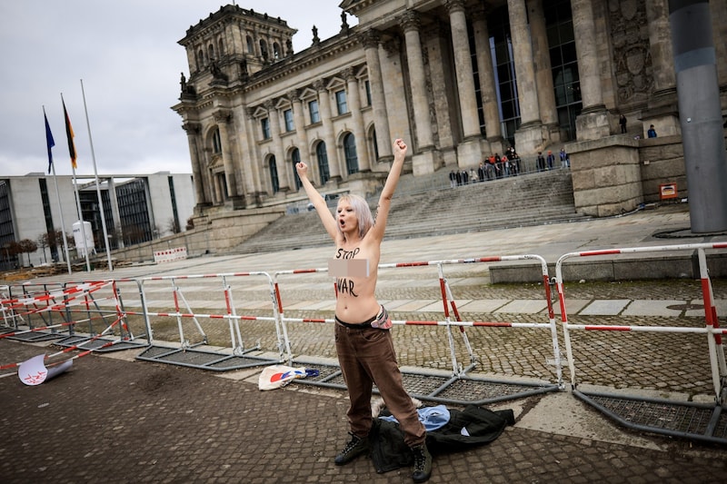 Eine weitere Demonstrantin kam später hinzu, auf ihrem Oberkörper stand geschrieben: „Stoppt Putins Krieg“. (Bild: EPA, Krone KREATIV)