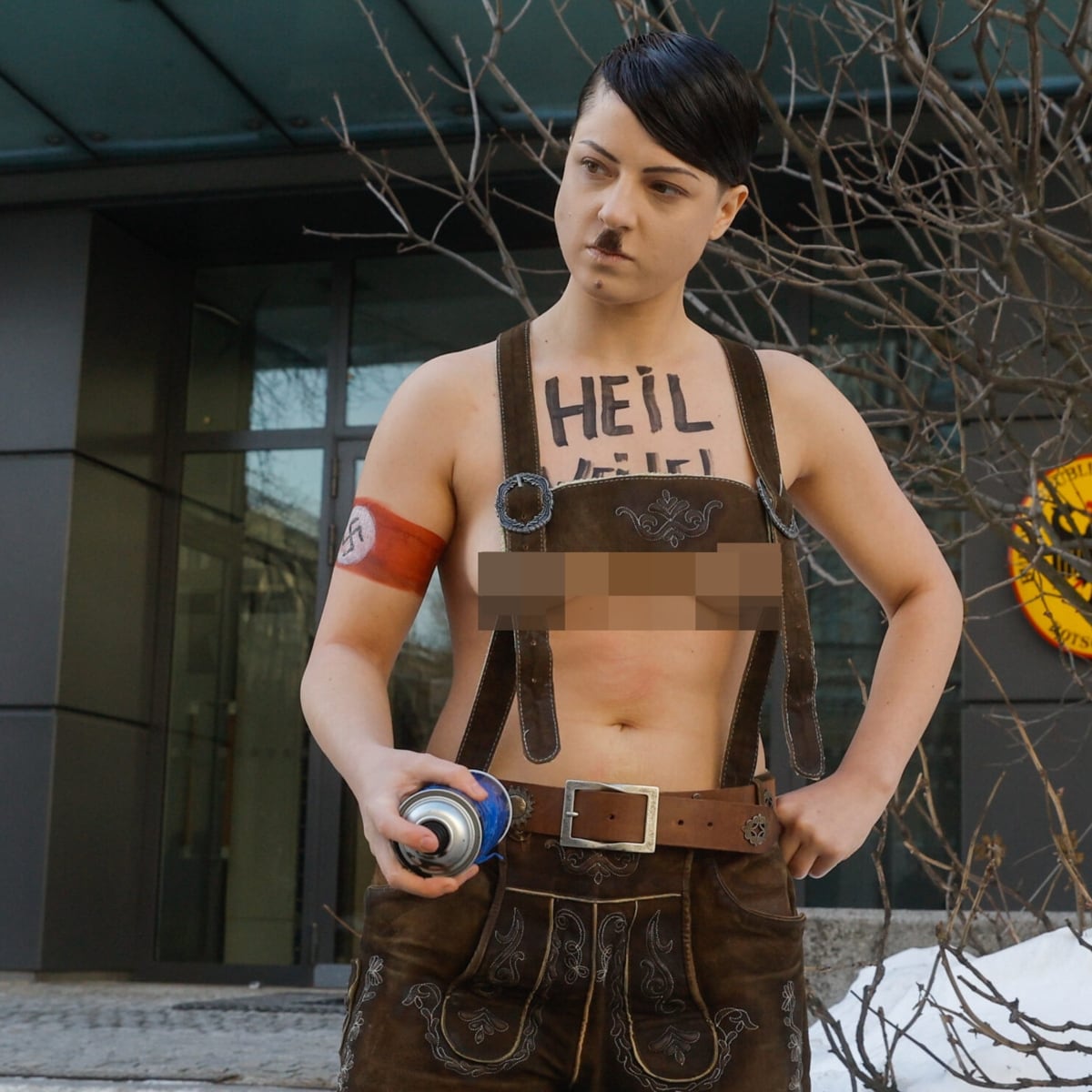 Lederhose, Hitlerbart - Kiew: Demo von Femen-Aktivistin im „Nazi-Outfit“ |  krone.at