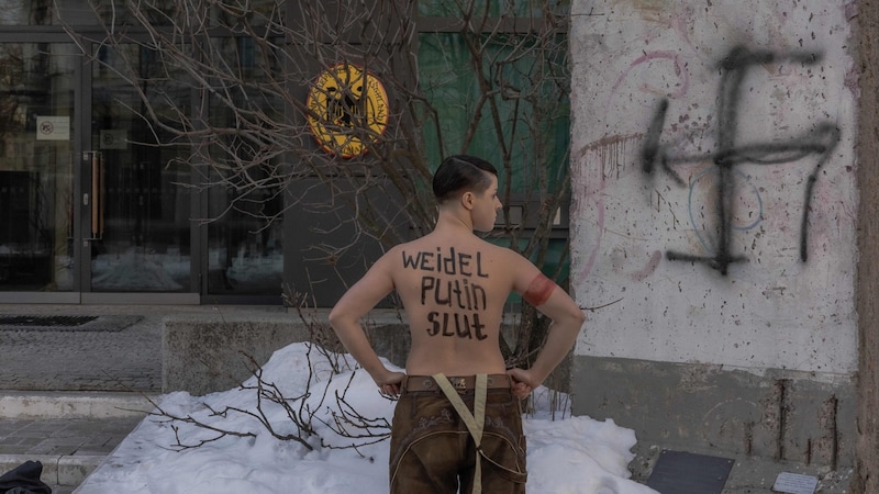 Die Femen-Aktivistin beschimpft Alice Weidel und Kreml-Chef Putin per Schriftzug auf ihrem Rücken als „Schlampe“. (Bild: AFP)