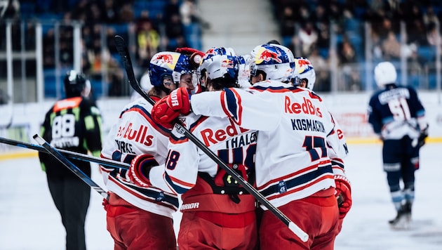 Bulls bejubelten das CHL-Ticket, nun wartet aber Arbeit. (Bild: Marton Monus - EC Red Bull Salzburg)