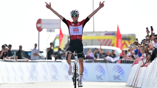 Tadej Pogacar celebrates. (Bild: APA/AFP/Giuseppe CACACE)