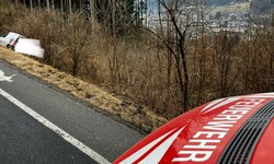 Der Kleintransporter lag im Straßengraben.