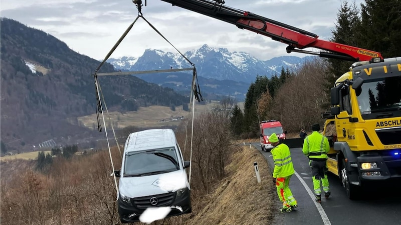 Der Abschleppdienst holte den Transporter aus dem Graben. (Bild: FF Bischofshofen)