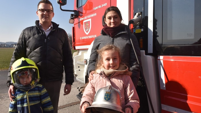 Die mittlerweile vierköpfige Familie Schuller sucht gemeinsam mit der Feuerwehr Spender.