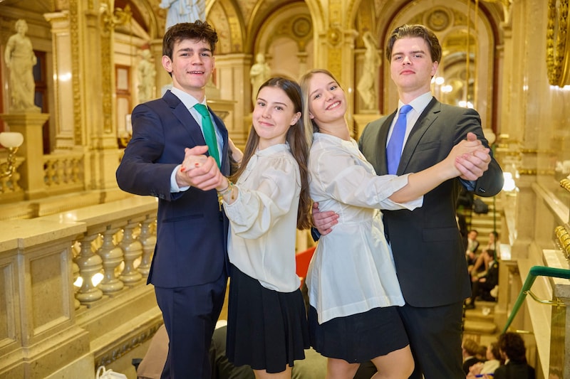 Emil Pokorny mit Sophie-Marie Hofmann und Larissa Mikl mit Jan Löffler.  (Bild: Alexander Tuma)