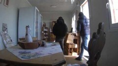 Der Überwachungskamera drehten die mutmaßlichen Diebe den Rücken zu.