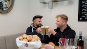 Prost auf die Gastro-Nahversorgung im Kremser Stadtteil Rehberg: Raphael Hutterer (li.) und ...