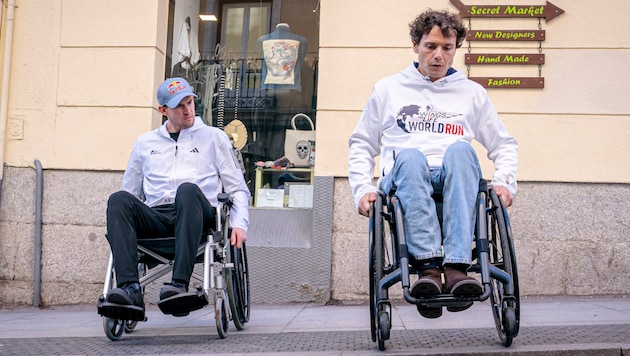 Dominic Thiem met the Spanish wheelchair tennis player Cisco Garcia in Madrid. The former tennis star also sat in a wheelchair to put himself in Garcia's shoes. (Bild: Red Bull Content Pool/Alberto Nevado)