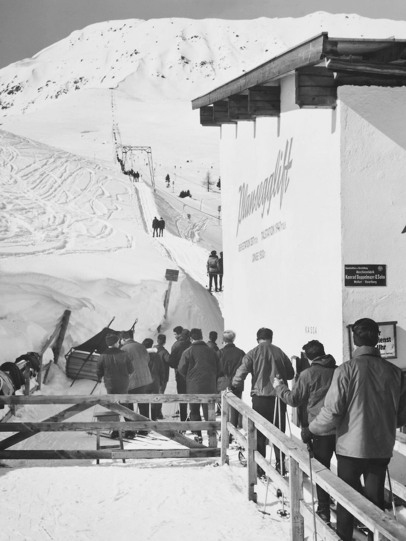 Patiently queuing at the old Plansegg T-bar lift. There was time for a chat. (Bild: Archiv Praxmarer)