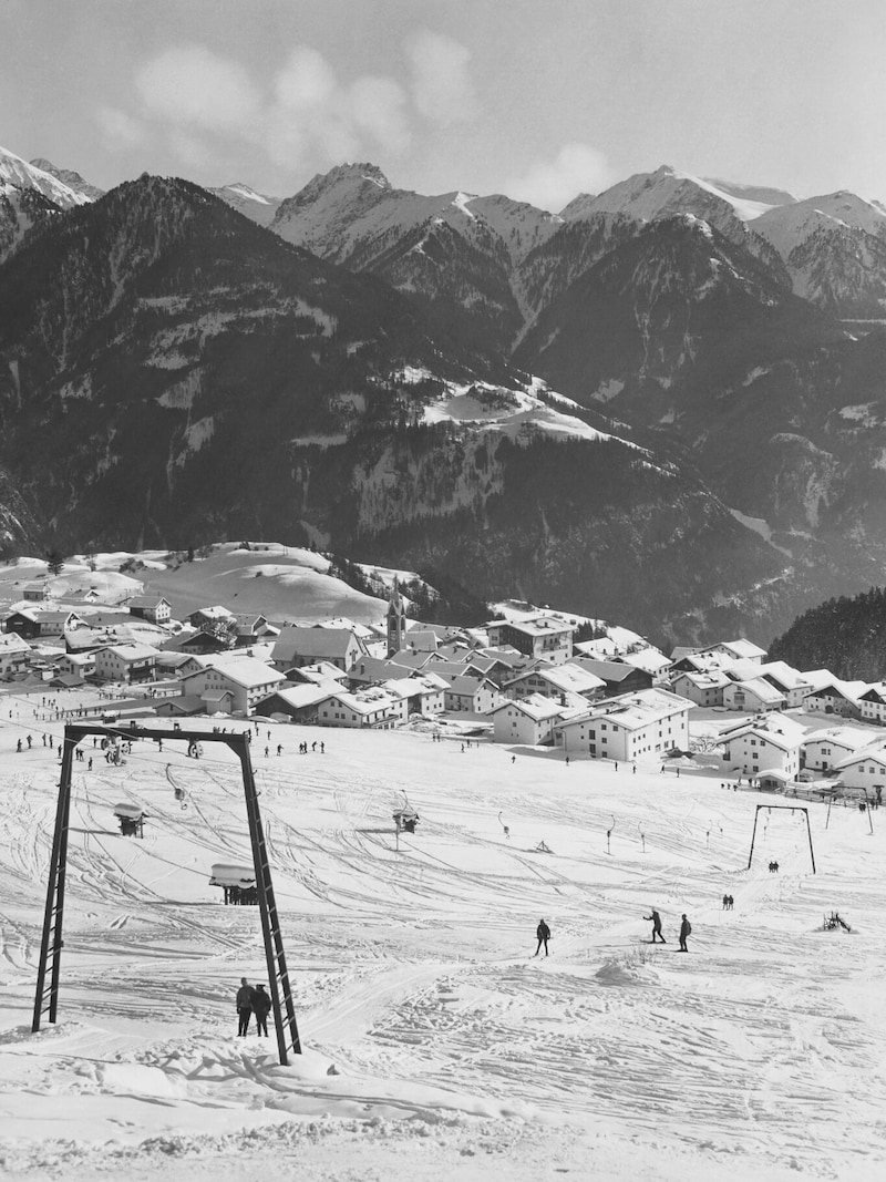 View towards Serfaus: a fire destroyed 14 houses in 1942. After the war came the reconstruction. (Bild: Archiv Praxmarer)