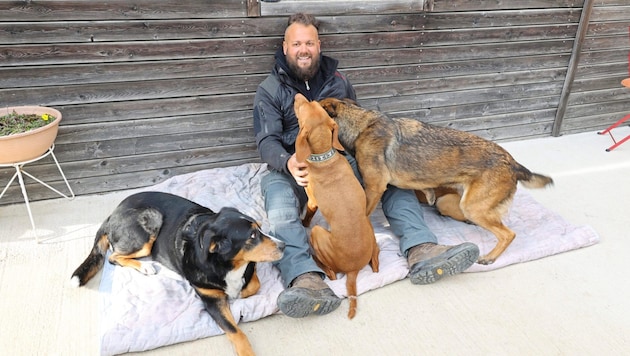 Georg Resch betreibt ein privates Hundezentrum in Hartberg und widmet sich verhaltensauffälligen Hunden. Er ist auf Spenden angewiesen. (Bild: Jauschowetz Christian)