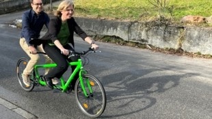 Gemeinsam mit Clemens Rauch steuerte Leonore Gewessler durch die Feldkircher Mutterstraße. (Bild: sos)