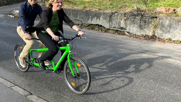 Gemeinsam mit Clemens Rauch steuerte Leonore Gewessler durch die Feldkircher Mutterstraße. (Bild: sos)