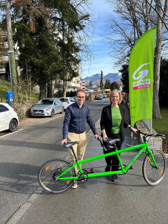 Die Mutterstraße würde sich als Fahrradstraße bestens eignen, meinte das grüne Tandem-Duo.