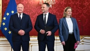 Stocker, Babler und Meinl-Reisinger verteilen die Ministerposten. (Bild: APA/MAX SLOVENCIK / APA / picturedesk.com)