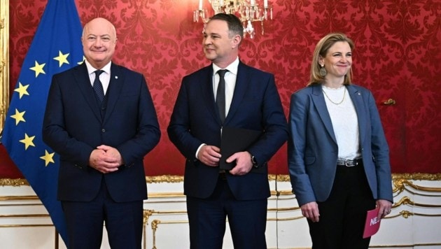 Stocker, Babler und Meinl-Reisinger verteilen die Ministerposten. (Bild: MAX SLOVENCIK / APA / picturedesk.com)