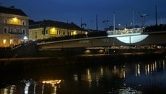 Hunderte Trauernde versammelten sich am Sonntag in Villach, um ein Herz aus Lichtern schwimmen zu lassen. (Bild: Klaus Loibnegger)