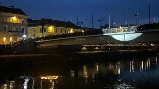 Hunderte Trauernde versammelten sich am Sonntag in Villach, um ein Herz aus Lichtern schwimmen zu lassen. (Bild: Klaus Loibnegger)