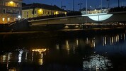 Hunderte Trauernde versammelten sich am Sonntag in Villach, um ein Herz aus Lichtern schwimmen ...