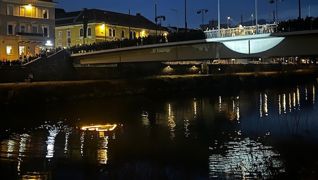 Hundreds of mourners gathered in Villach on Sunday to float a heart of lights. (Bild: Klaus Loibnegger)