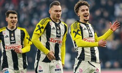 Entrup und Lang feiern den 2:1-Sieg.