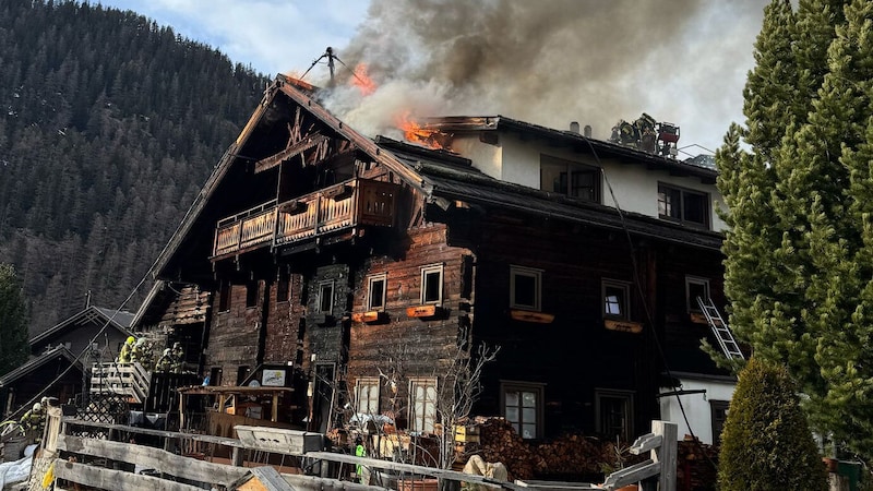 Der Brand war schon eingedämmt, dann flammten sie am Dachstuhl neu auf. (Bild: ZOOM Tirol)