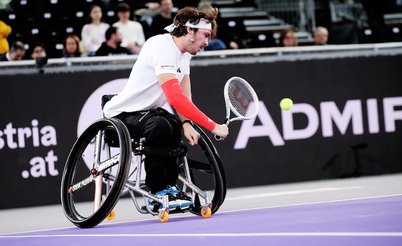 Nico Langmann is the best wheelchair tennis player in Austria. Here he played at a show event at the Upper Austria Ladies Linz. (Bild: Upper Austria Ladies Linz/Matthias Hauer)