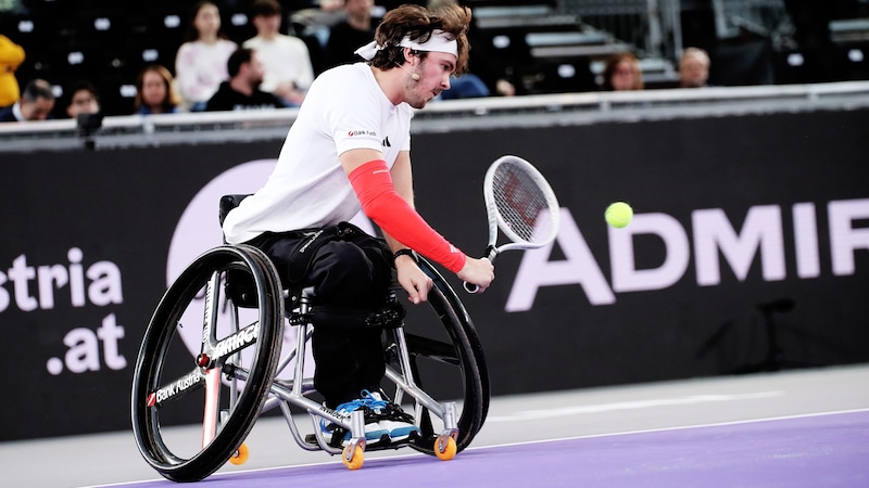 Nico Langmann ist der beste Rollstuhltennisspieler Österreichs. Hier spielte er bei einem Showevent beim Upper Austria Ladies Linz.  (Bild: Upper Austria Ladies Linz/Matthias Hauer)