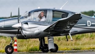 Pilot mit Bodenhaftung: Merz‘ liebstes Hobby ist die Fliegerei. (Bild: Axel Heimken / dpa / picturedesk.com)