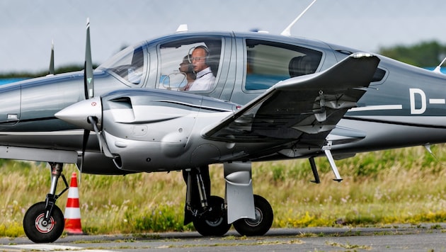 Pilot mit Bodenhaftung: Merz‘ liebstes Hobby ist die Fliegerei. (Bild: Axel Heimken / dpa / picturedesk.com)