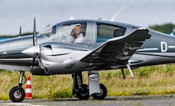 Pilot mit Bodenhaftung: Merz‘ liebstes Hobby ist die Fliegerei. (Bild: Axel Heimken / dpa / picturedesk.com)